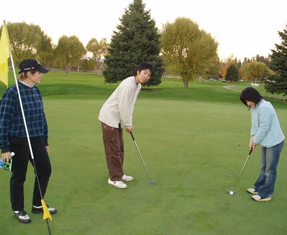golf játszma  az angol óra után, Kelowna, Kanada