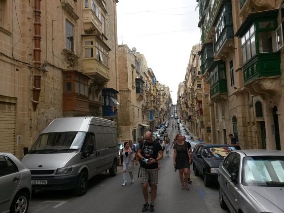 úzka ulica a typické balkóny, Valetta