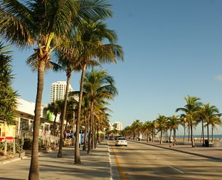 prechádzaka popri pláži vo Fort Lauderdale